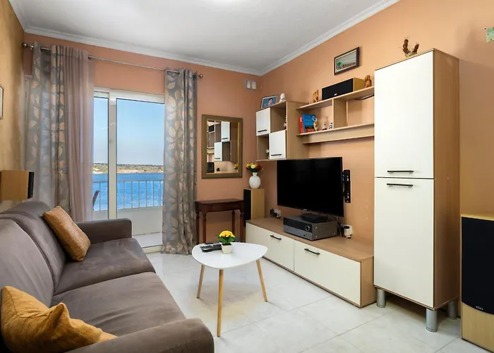 Cosy1 Bedroom With Balcony & Sea Views - Close To Bay *