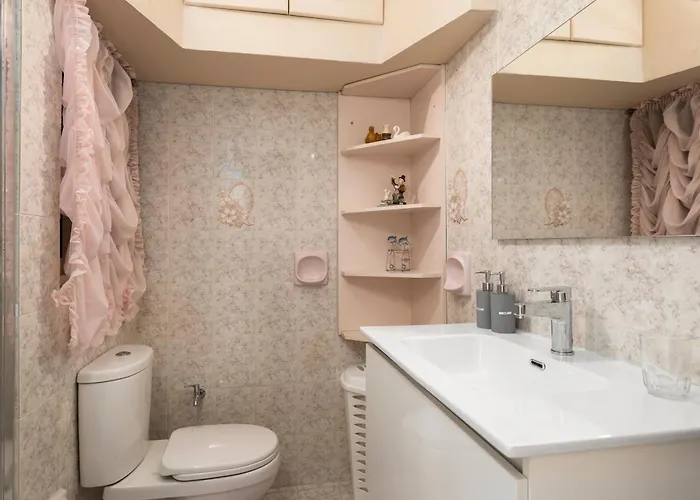 Cosy1 Bedroom With Balcony & Sea Views - Close To Bay *