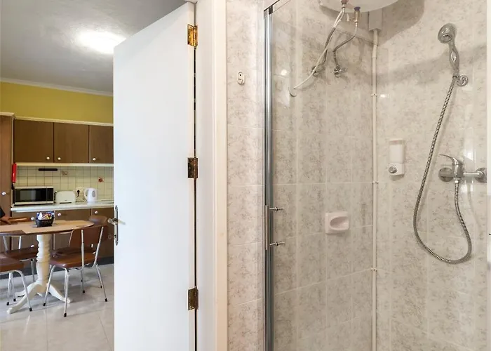 Cosy1 Bedroom With Balcony & Sea Views - Close To Bay