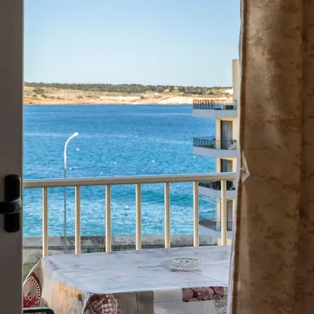 Cosy1 Bedroom With Balcony & Sea Views - Close To Bay Lägenhet