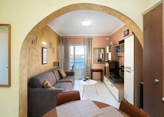 Cosy1 Bedroom With Balcony & Sea Views - Close To Bay