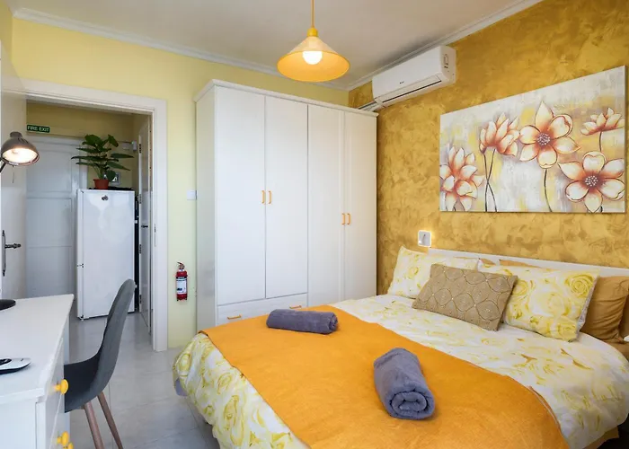 Cosy1 Bedroom With Balcony & Sea Views - Close To Bay